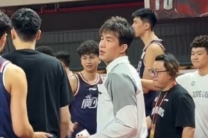 郭艾伦和球迷之间从来都是双向奔赴 一起相约主场不见不散！