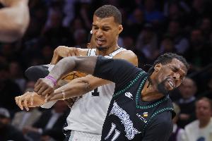 贝弗利：文班是当下NBA最佳球员 很高兴他没被禁赛&NBA不能那么软