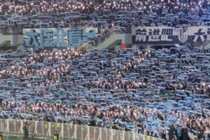 一万多人！大连球迷用围巾和闪关灯在客场打出tifo